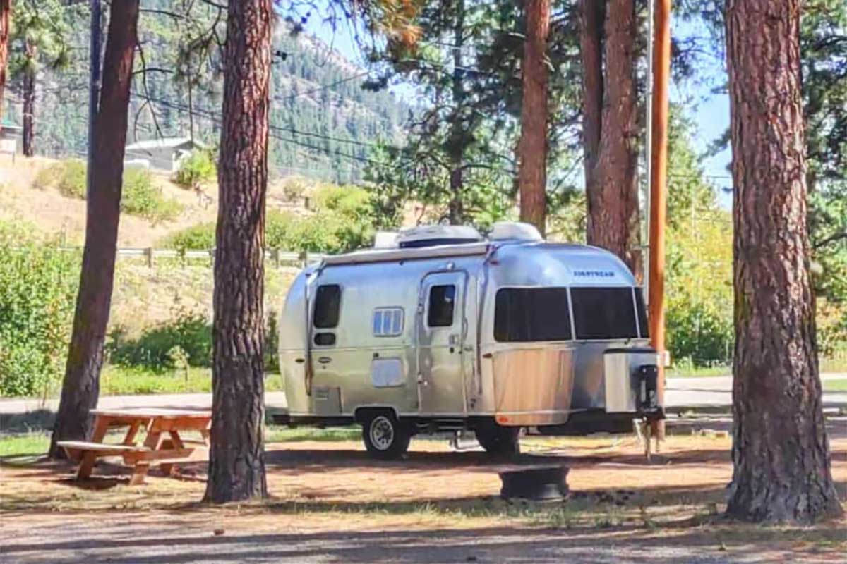 Retro Rv Parked At A Spacious, Private Site With A Picnic Table And Fire Pit